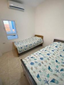 アンマンにあるAqua Blue Villa-Dead Sea, Jordanのベッドルーム1室(ベッド2台、窓付)
