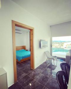 アンマンにあるAqua Blue Villa-Dead Sea, Jordanのベッドルーム1室(ベッド1台、椅子、鏡付)