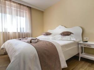 Posteľ alebo postele v izbe v ubytovaní Villa Zara with heated Hydromassage-Pool + 37 fotografií