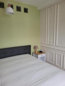 ル・モンドールにあるLe Sarcironのベッドルーム1室(ベッド1台、テーブルの上にランプ付)