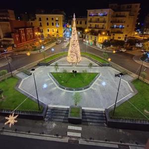 Un grande albero di Natale in mezzo a una strada di Ville Vesuviane a San Giorgio a Cremano