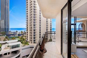 un balcón con vista a un edificio en Central Getaway With Ocean Views - CoastHM, en Gold Coast