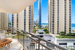 Un balcón con vistas al océano y a los edificios. en Central Getaway With Ocean Views - CoastHM, en Gold Coast 5 fotos más