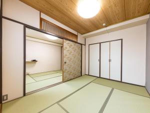 um quarto vazio com portas e tecto em Tabist Hotel New Washington Shibuya em Tóquio