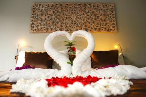 Dwa łabędzie tworzące serce na łóżku w obiekcie Fish Mini Authentic w mieście Gianyar