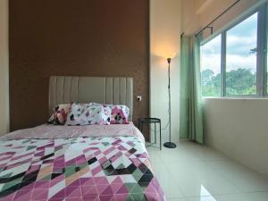 ein Schlafzimmer mit einem Bett und einem großen Fenster in der Unterkunft Pavilionvillie M1T11 by irainbow in Simpang Pulai