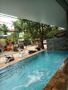 uma piscina com pessoas deitadas de lado em city inn hotel em Siem Reap