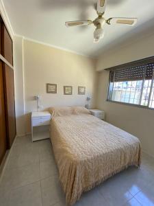 1 dormitorio con 1 cama y ventilador de techo en Santiago & Moreno en Mar del Plata