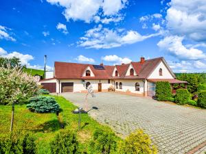 a large white house with a red roof at Agroturystyka Pod Złotą Wiechą in Uście Gorlickie