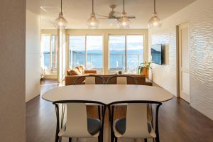 - une salle à manger avec une table et des chaises dans l'établissement SETOUCHI SUP RESORT - Ao -, à Shodoshima