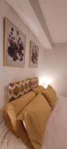 Łóżko lub łóżka w pokoju w obiekcie New apartment in center Madrid!