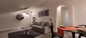salon z kanapą i stołem w obiekcie New apartment in center Madrid! w Madrycie