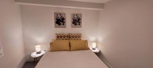 niewielka sypialnia z łóżkiem i 2 lampkami na ścianie w obiekcie New apartment in center Madrid! w Madrycie
