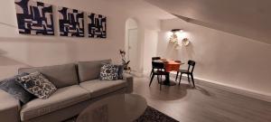 salon z kanapą i stołem w obiekcie New apartment in center Madrid! w Madrycie +13 zdjęć