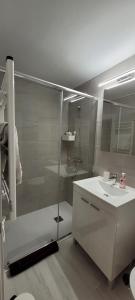 łazienka z przeszkloną kabiną prysznicową i umywalką w obiekcie New apartment in center Madrid! w Madrycie