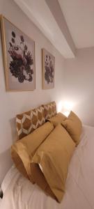 Łóżko lub łóżka w pokoju w obiekcie New apartment in center Madrid!