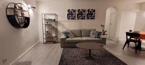 salon z kanapą i stołem w obiekcie New apartment in center Madrid! w Madrycie