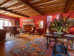 een woonkamer met een vaas met bloemen op een tafel bij The Old Hall Ely in Ely