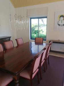Mountain view house 9 Diemersfontein في ويلينغتون: غرفة طعام مع طاولة وكراسي خشبية