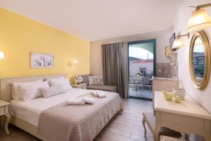 Postel nebo postele na pokoji v ubytování Villa Anthelion + 37 fotografií