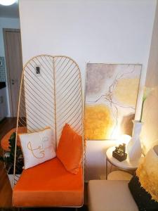 um quarto com um baloiço com duas almofadas em Cozy studio unit at Sun Residences em Manila