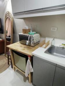 una cucina con un lavello e un piano di lavoro di Baseline Premier - Studio with mountain view a Cebu City