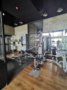 Palestra o centro fitness di Baseline Premier - Studio with mountain view