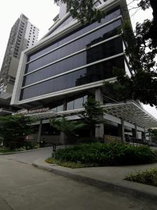 um grande edifício de escritórios com uma rua em frente em Baseline Premier - Studio with mountain view em Cebu