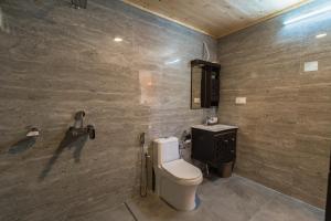 y baño con aseo y lavamanos. en SaffronStays Cottage Glade, Dehradun - luxury wooden cottage, en Dehradun