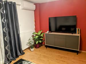 salon z telewizorem z płaskim ekranem na szafce w obiekcie Apartman Hrastik 2 w mieście Bihać