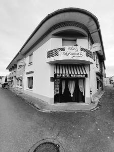 una foto en blanco y negro de un restaurante de comida rápida en Chez l'ahumat en Aire-sur-lʼAdour