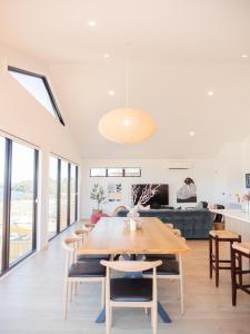 een eetkamer en een woonkamer met een tafel en stoelen bij Luxurious Waterfront home in the North of Hobart in Hobart