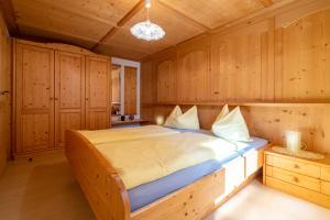 A bed or beds in a room at Grossgasteigerhof