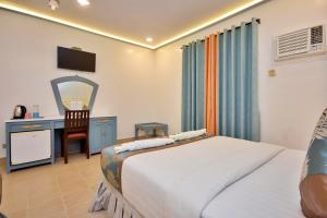 Un pat sau paturi într-o cameră la Royal Park Resort Boracay