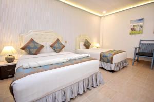 Postel nebo postele na pokoji v ubytování Royal Park Resort Boracay