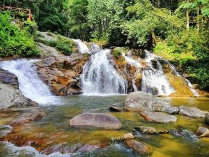 Fotografie z fotogalerie ubytování Lata Bayu Chalet - Waterfall & River with Kids Pool v destinaci Baling + 51 fotografií