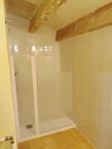 eine Dusche mit Glastür im Bad in der Unterkunft Mas de l'Assut in Cornudella de Montsant