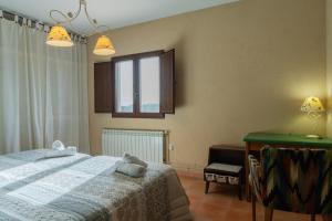 a bedroom with a bed with two towels on it at Casa Rural El Abuelo Luis in Molinicos