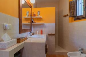 un bagno con 2 lavandini, specchio e doccia di Casa Rural El Abuelo Luis a Molinicos Altre 24 foto