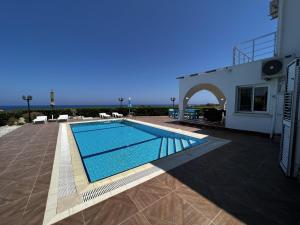 basen przed domem w obiekcie Exquisite Villa with Private Pool in Cyprus w mieście Kirenia