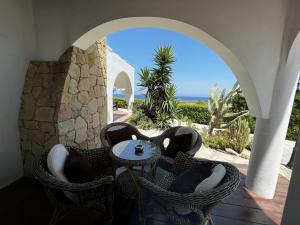 patio ze stołem i krzesłami oraz widokiem na ocean w obiekcie Exquisite Villa with Private Pool in Cyprus w mieście Kirenia