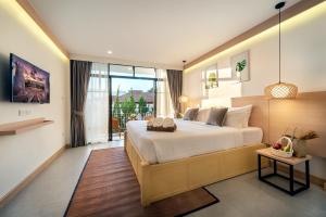 een slaapkamer met een groot bed en een groot raam bij Ai Pai Hotel in Pai