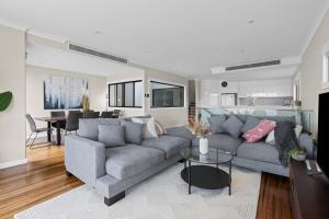 Uma área de estar em Contemporary home with water vistas - Speers Point