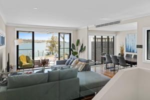 Uma área de estar em Contemporary home with water vistas - Speers Point