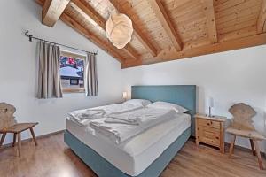 ツェエリーナにあるAnda 6の木製の天井が特徴のベッドルーム1室(ベッド1台付)