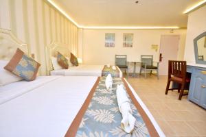 Postel nebo postele na pokoji v ubytování Royal Park Resort Boracay