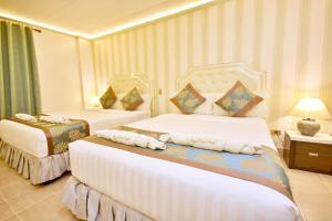 Postel nebo postele na pokoji v ubytování Royal Park Resort Boracay
