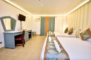 Postel nebo postele na pokoji v ubytování Royal Park Resort Boracay