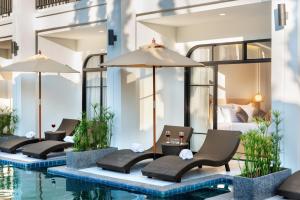 a hotel room with a pool and a bed at Ai Pai Hotel - 50m to Pai Walking Street & Night Market in Pai