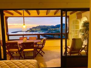 a table and chairs on a balcony with a view of the ocean at 100 m2 Penthouse on the beach. in Patalavaca
